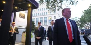 Ο Ντόναλντ Τραμπ λίγο πριν μπει στο εστιατόριο στην Ουάσιγκτον