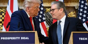 Ο πρόεδρος των ΗΠΑ, Ντόναλντ Τραμπ (αριστερά) και ο Βρετανός πρωθυπουργός, Κιρ Στάρμερ (δεξιά) 