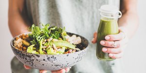 Ανάμεικτη πράσινη σαλάτα και αποτοξινωτικό smoothie / Φωτογραφία: Shutterstock