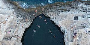 τρυπα για μπανιο