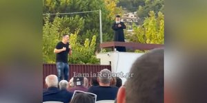 Ο Αλέξανδρος Τσουβέλας «υποδέχεται» με χιούμορ στην παράστασή του έναν ρασοφόρο