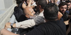 Συγκρούσεις μεταξύ αστυνομίας,βουλευτών και υποστηρικτών του Ρεπουμπλικανικού Λαϊκού Κόμματος