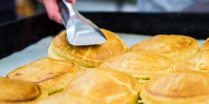Φρεσκοψημένες τυρόπιτες από τον Βάρσο στην Κηφισιά / Φωτογραφία: varsos.gr