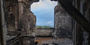 Στους 23 έφθασαν οι νεκροί από ρωσική αεροπορική επίθεση σε κέντρο διανομής συντάξεων στην ανατολική Ουκρανία 