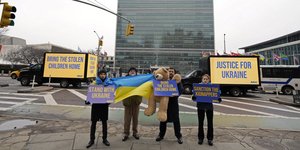 Διαδήλωση έξω από το μέγαρο του ΟΗΕ στη Νέα Υόρκη κατά της απαγωγής από τη Ρωσία παιδιών από την Ουκρανία