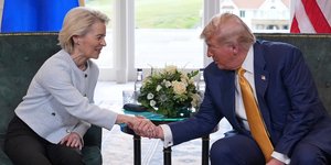 Επικοινωνία Φον ντερ Λάιεν-Τραμπ για νέες κυρώσεις σε βάρος της Ρωσίας