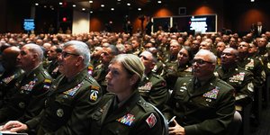 Ανώτατοι αξιωματικοί του αμερικανικού στρατού παρακολουθούν την ομιλία Τραμπ 