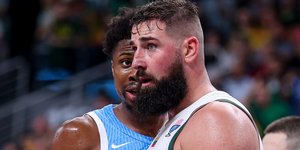 Ο Γιόνας Βαλαντσιούνας υπό το βλέμμα του Κώστα Αντετοκούνμπο στο Ελλάδα-Λιθουανία για το Eurobasket 2025