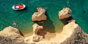 βαρκα βραχια