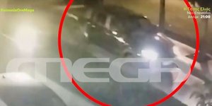 Ο Βασίλης Μπισμπίκης οδηγεί το αυτοκίνητό του, λίγες στιγμές μετά το τροχαίο που προκάλεσε