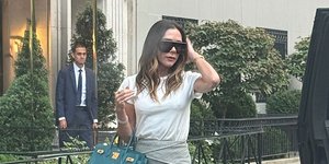 Βικτόρια Μπέκαμ: Πώς έκανε το πιο απλό look (T-shirt & φούστα) να δείχνει high fashion με κόκκινα τακούνια