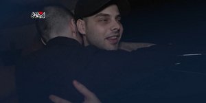 Δύο Ισραηλινοί όμηροι εμφανίζονται να συναντώνται σε ένα αυτοκίνητο, σε βίντεο που δημοσίευσε η Χαμάς