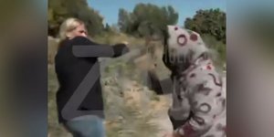 Βοιωτία: Η στιγμή που η 62χρονη επιτέθηκε σε δημοσιογράφο 