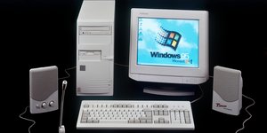 Παλιός υπολογιστής που χρησιμοποιεί τα Windows 95 ως λειτουργικό σύστημα