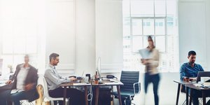 Συνάδελφοι στον χώρο εργασίας
