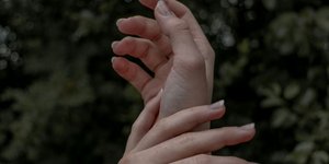 Τι σημαίνει όταν τα χέρια σας μουδιάζουν, σύμφωνα με νευρολόγο -Πότε πρέπει να ανησυχήσετε