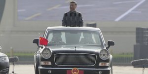 Ο Κινέζος ηγέτης Σι Τζινπίνγκ μέσα στη μαύρη λιμουζίνα του, κατά τη διάρκεια της στρατιωτικής παρέλασης στο Πεκίνο 