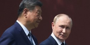 Ο Βλαντιμίρ Πούτιν συνομιλεί με τον Σι Τζινπίνγκ κατά τη διάρκεια βόλτας στο Πεκίνο την Τρίτη (2/9)