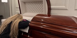 Κατέρρευσε πάνω στο φέρετρο η χήρα του Τσάρλι Κερκ