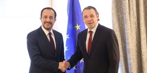 Ο πρόεδρος της Κυπριακής Δημοκρατίας Νίκος Χριστοδουλίδης (αριστερά) με τον πρόεδρο του τμήματος BAEC της εταιρείας Chevron Χαβιέ λα Ρόσα (δεξιά) 