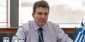 Ο Μιχάλης Χρυσοχοΐδης μπροστά από μικρόφωνο