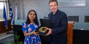 Ο Μιχάλης Χρυσοχοΐδης με την Ruven Menikdiwela