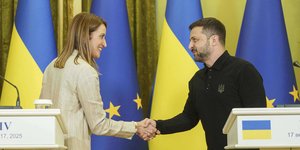 Ο Βολοντίμιρ Ζελένσκι δίνει τα χέρια με την πρόεδρο του Ευρωπαϊκού Κοινοβουλίου, Ρομπέρτα Μέτσολα 