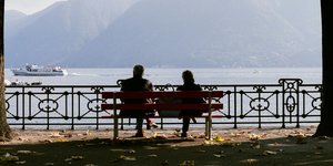 Ζευγάρι σε λίμνη