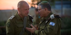 Ο στρατηγός Νταβίντ Ζίνι (δεξιά) 