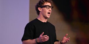 Ο Ζούκερμπεργκ θέλει να φέρει την επανάσταση με τα νέα έξυπνα γυαλιά της Meta