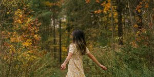 Κοπέλα σε δάσος 