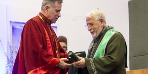 Επίδοση τιμητικής πλακέτας στον Δρ. Γεώργιο Β. Αποστολόπουλο από τον Πρύτανη του Διεθνούς Πανεπιστημίου της Ελλάδος, Καθηγητή Σταμάτη Αγγελόπουλο