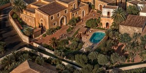 οικισμός κρητη κτίρια πισίνες