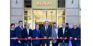 Αννέτα Μπογιόκα- Retail Manager REPLAY, Δημήτρης Κούβελας- Βουλευτής Α΄Θεσσαλονίκης, Mιχάλης Πουλάς- CEO REPLAY & BROOKS BROTHERS, Κωνσταντίνος Τσουβελεκάκης- Ιδιοκτήτης REPLAY & BROOKS BROTHERS, Σταύρος Καλαφάτης- Υφυπουργός Ανάπτυξης, Παντελεήμων Καζαντζίδης-Αντιδήμαρχος Θεσσαλονίκης, Δημήτρης Τσουβελεκάκης- Commercial Director REPLAY, Τοny Andolfato- Εκπρόσωπος REPLAY