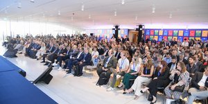 Κόσμος παρακολουθεί την ημερίδα για το Υπεύθυνο Παιχνίδι