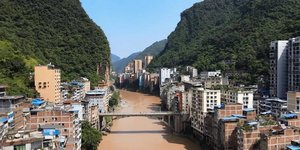 Η πόλη αναπτύσσεται κατά μήκος μιας κοιλάδας «σκισμένης» στα δυο από ένα ποτάμι και πλαισιώνεται από απότομες πλαγιές / WIKIPEDIA