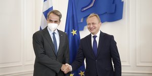 Συνάντηση Μητσοτάκη με τον Ευρωπαίο Επίτροπο για τον Προϋπολογισμό στο Μέγαρο Μαξίμου