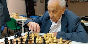 Ο Μανουέλ Άλβαρεθ Εσκουδέρο δεν μπορούσε τότε να φανταστεί ότι στα 104 του χρόνια θα καθόταν ακόμη απέναντι σε μια σκακιέρα / FACEBOOK