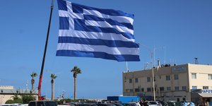 Υψώθηκε τεράστια ελληνική σημαία στο Ηράκλειο