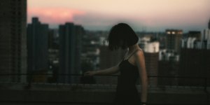 Γυναίκα σε μπαλκόνι 