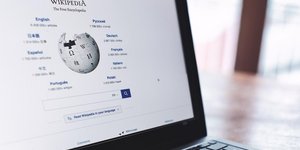 Η Wikipedia, το τελευταίο προπύργιο μιας διαδικτυακής εγκυκλοπαίδειας που βασίζεται στην ανθρώπινη γνώση και στη συλλογική εργασία, φαίνεται να χάνει έδαφος / SHUTTERSTOCK