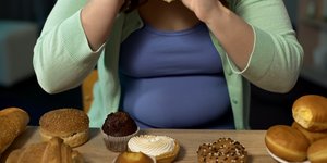 Για δεκαετίες, ο όρος «εθισμός στο φαγητό» ακουγόταν σαν υπερβολή, μια χαριτωμένη ατάκα που συνόδευε την αδυναμία μας απέναντι στη σοκολάτα / SHUTTERSTOCK