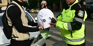 «Δώρο» κράνος από την ΕΛΑΣ, στο πλαίσιο της δράσης «Μηδενική ανοχή στη μη χρήση κράνους»