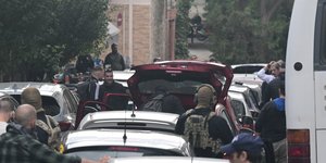 Η στιγμή της μεταγωγής των 34 συλληφθέντων για την υπόθεση ΟΠΕΚΕΠΕ στη ΓΑΔΑ