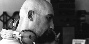 Ανάμεσα στη μουσική του Μπράιαν Ίνο και στα μηχανήματα λευκού θορύβου, ο Ιρβ Τάιμπελ ήταν ο πρώτος που είδε τον ήχο όχι ως τέχνη ή διασκέδαση, αλλά ως περιβάλλον / IRV TEIBEL