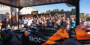 Η ομάδα του ΟΠΑΠ με το showcar της McLaren F1 Team
