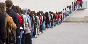 Τι κάνει ένας επαγγελματίας line-stander - ένας άνθρωπος που πληρώνεται για να σταθεί στην ουρά αντί για σένα / SHUTTERSTOCK