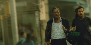 ανδρες τρεχουν Τζουντ Λο σειρά Black Rabbit Netfix