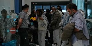 Καταθέτουν οι συμμετέχοντες στον στολίσκο Sumud που έφτασαν στην Τουρκία
