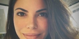 H Αντελίνα Βαρθακούρη πιο αδύνατη από ποτέ δοκιμάζει looks σε βόλτα στα μαγαζιά 